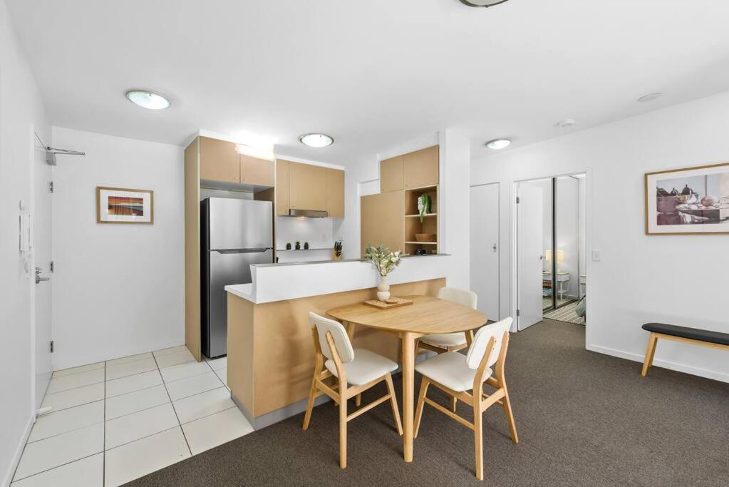 Away From Home! 2bed/1bath/car/pool~2kms Cbd * Brisbane