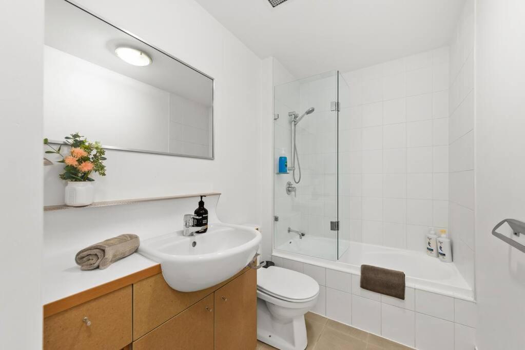 Away From Home! 2bed/1bath/car/pool~2kms Cbd * Brisbane