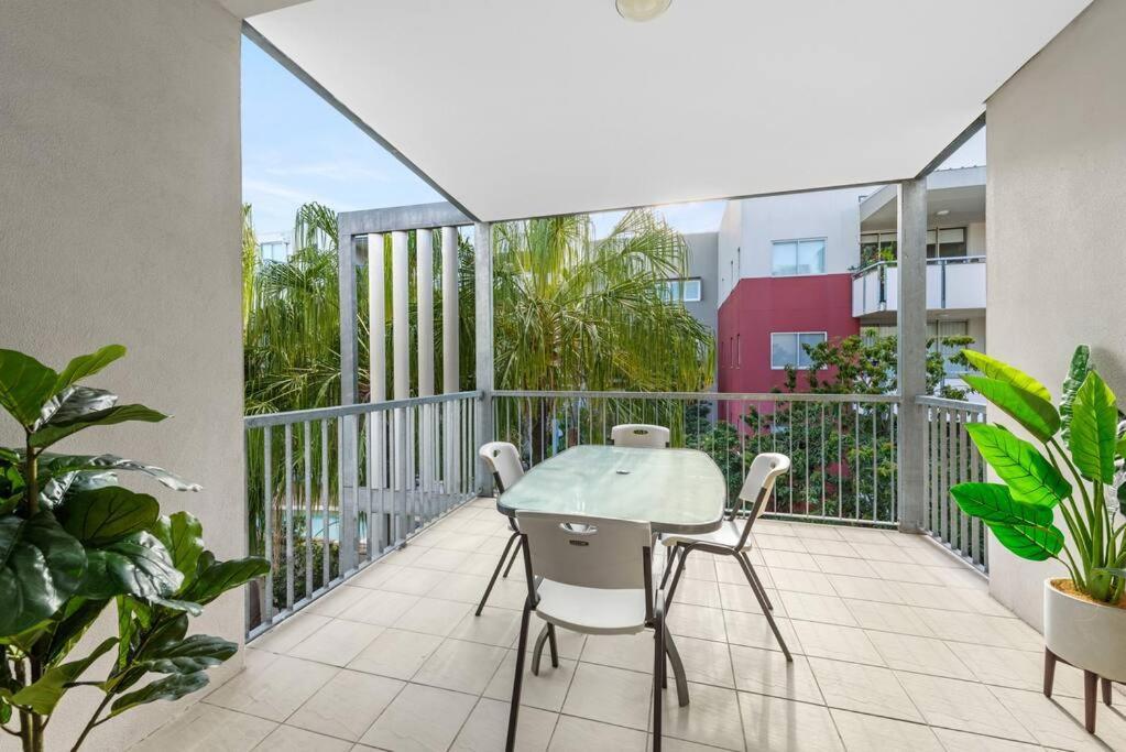 Away From Home! 2bed/1bath/car/pool~2kms Cbd Apartment