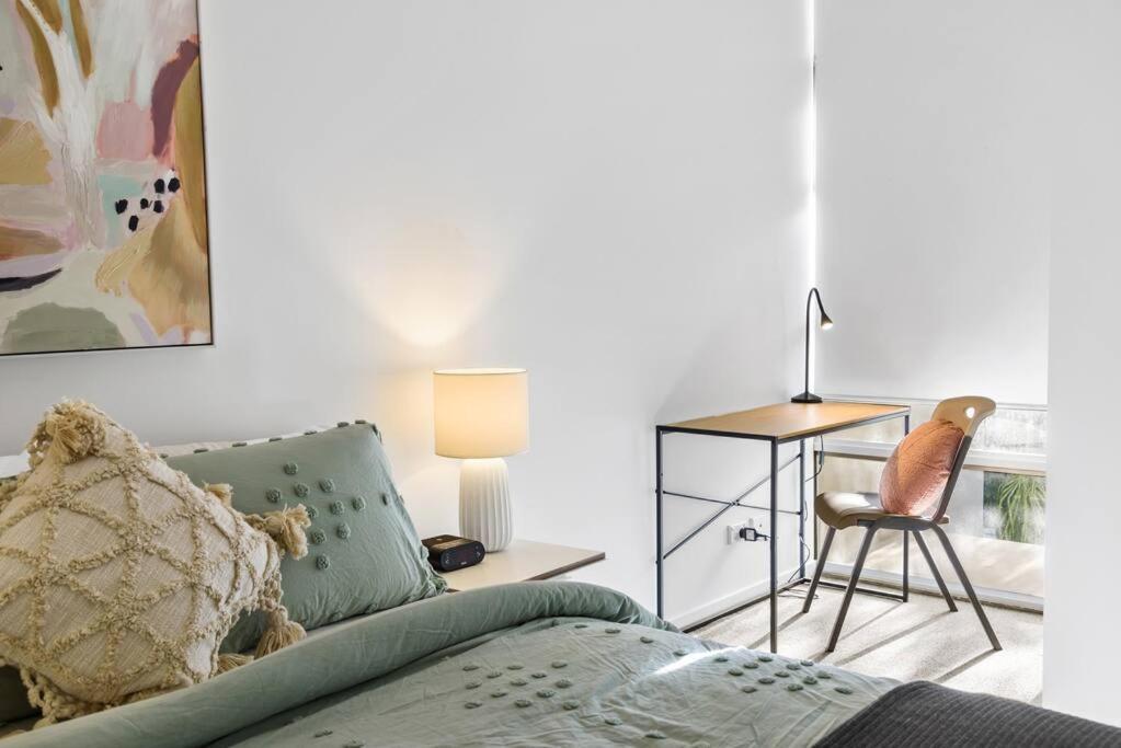 Away From Home! 2bed/1bath/car/pool~2kms Cbd Brisbane